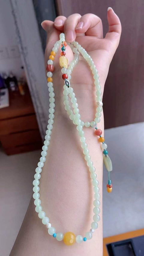 Kalung giok Hetian alami, terbuat dari material tambang lama, dengan tekstur halus dan hangat serta transparansi yang sangat baik. Dipadukan dengan amber, akik merah, dan kubus gula. Ukuran: 0,6. Harga sudah termasuk ongkos kirim dan pajak.