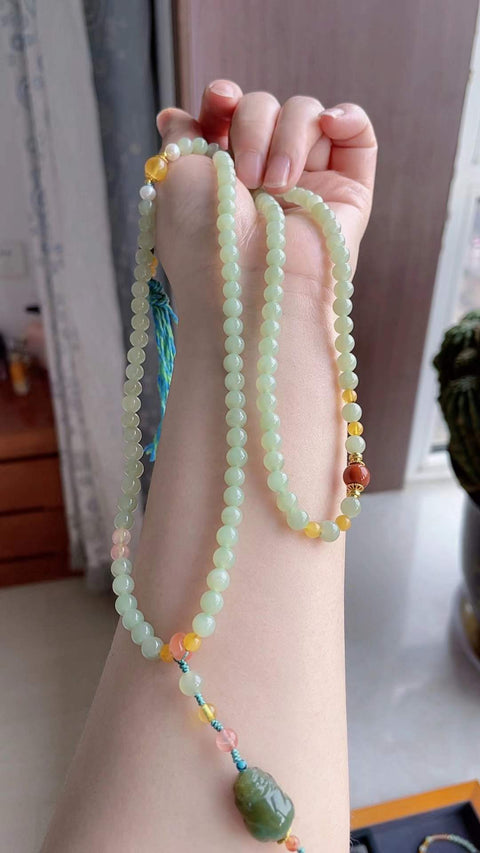 Kalung giok Hetian alami, terbuat dari material tambang lama, dengan tekstur halus dan hangat serta transparansi yang sangat baik. Dipadukan dengan amber, akik merah, dan kubus gula. Ukuran: 0,6. Harga sudah termasuk ongkos kirim dan pajak.