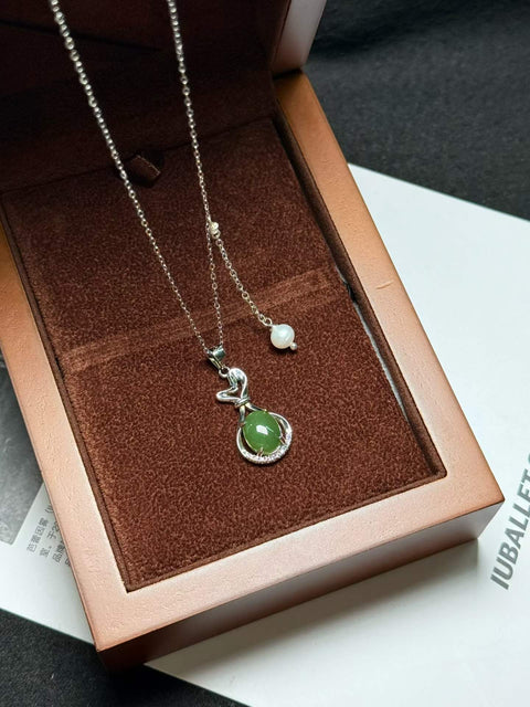 Perak Sterling 925 + Giok "Tas Keberuntungan" Gioknya berkilau, dihiasi mutiara, jimat keberuntungan untuk dikenakan di leher. 💰 Ukuran sekitar 10 x 8 mm. Termasuk ongkos kirim dan pajak.
