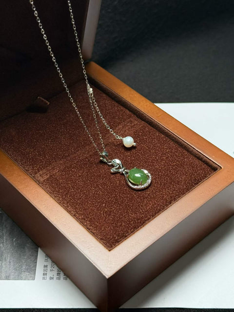 Perak Sterling 925 + Giok "Tas Keberuntungan" Gioknya berkilau, dihiasi mutiara, jimat keberuntungan untuk dikenakan di leher. 💰 Ukuran sekitar 10 x 8 mm. Termasuk ongkos kirim dan pajak.