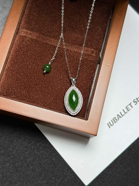 🌿 Hijau giok yang memesona. Jatuh cinta pada pandangan pertama. Perak sterling 925 dengan hiasan zirkon. 💎 Memancarkan keanggunan. Ukuran sekitar 16×8×5mm. Termasuk ongkos kirim dan pajak.