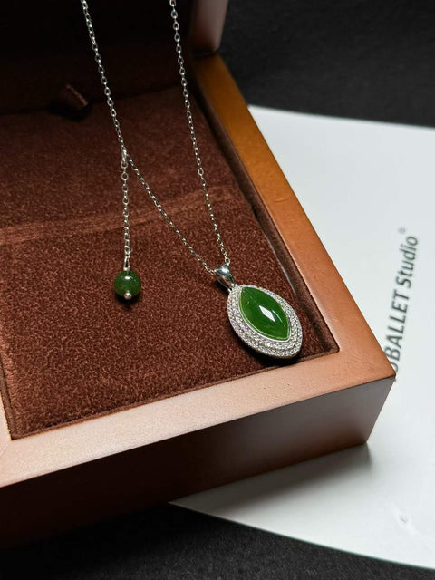 🌿 Hijau giok yang memesona. Jatuh cinta pada pandangan pertama. Perak sterling 925 dengan hiasan zirkon. 💎 Memancarkan keanggunan. Ukuran sekitar 16×8×5mm. Termasuk ongkos kirim dan pajak.