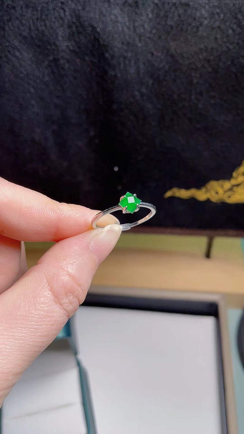 Cincin giok yang indah 💍, terbuat dari bahan tambang lama, tembus pandang yang sangat baik, dipasang pada perak 925, indah dan bergaya, dengan faset berlian, 0,7 x 0,7 cm. Pengiriman dan pajak sudah termasuk.