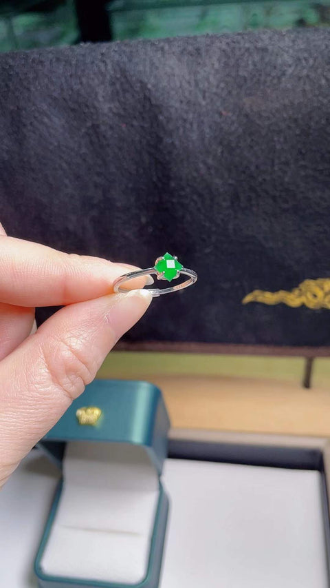Cincin giok yang indah 💍, terbuat dari bahan tambang lama, tembus pandang yang sangat baik, dipasang pada perak 925, indah dan bergaya, dengan faset berlian, 0,7 x 0,7 cm. Pengiriman dan pajak sudah termasuk.