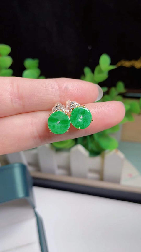 Anting-anting kancing giok yang indah, terbuat dari bahan tambang lama, dengan kejernihan yang sangat baik, dipasang pada perak 925, cantik dan bergaya, warna hijau cerah, batu permata 1,0 cm. Harga sudah termasuk ongkos kirim dan pajak.