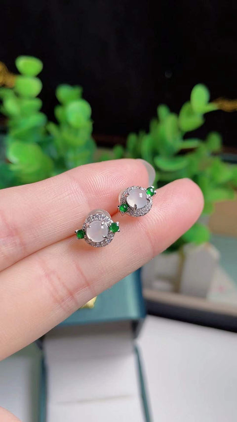 Anting-anting giok yang sangat indah, terbuat dari material tambang lama, tembus pandang yang luar biasa, dipasang pada perak 925, dengan batu permata 0,5 mm. Harga sudah termasuk ongkos kirim dan pajak.