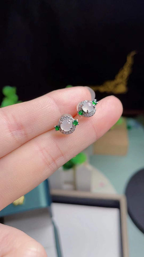 Anting-anting giok yang sangat indah, terbuat dari material tambang lama, tembus pandang yang luar biasa, dipasang pada perak 925, dengan batu permata 0,5 mm. Harga sudah termasuk ongkos kirim dan pajak.