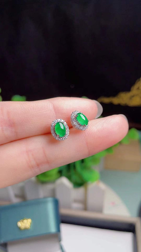 Anting-anting kancing giok yang indah, terbuat dari giok tambang tua dengan transparansi yang sangat baik, dipasang pada perak 925. Batu permata berukuran 0,7 x 0,5 cm. Pengiriman dan pajak sudah termasuk.