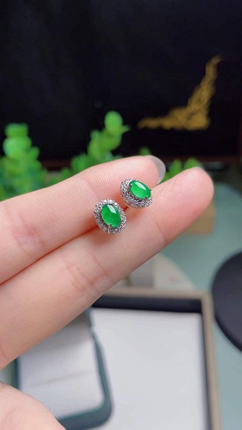 Anting-anting kancing giok yang indah, terbuat dari giok tambang tua dengan transparansi yang sangat baik, dipasang pada perak 925. Batu permata berukuran 0,7 x 0,5 cm. Pengiriman dan pajak sudah termasuk.