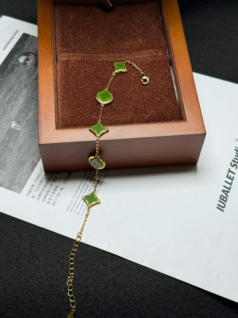 Gelang Daun Semanggi Empat Kelopak Perak Sterling 925, dibuat dengan sangat indah dan bertatahkan Giok. Ukuran sekitar 8mm, panjang total 190mm. Termasuk ongkos kirim dan pajak.