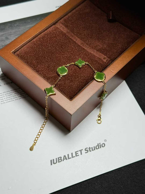 Gelang Daun Semanggi Empat Kelopak Perak Sterling 925, dibuat dengan sangat indah dan bertatahkan Giok. Ukuran sekitar 8mm, panjang total 190mm. Termasuk ongkos kirim dan pajak.