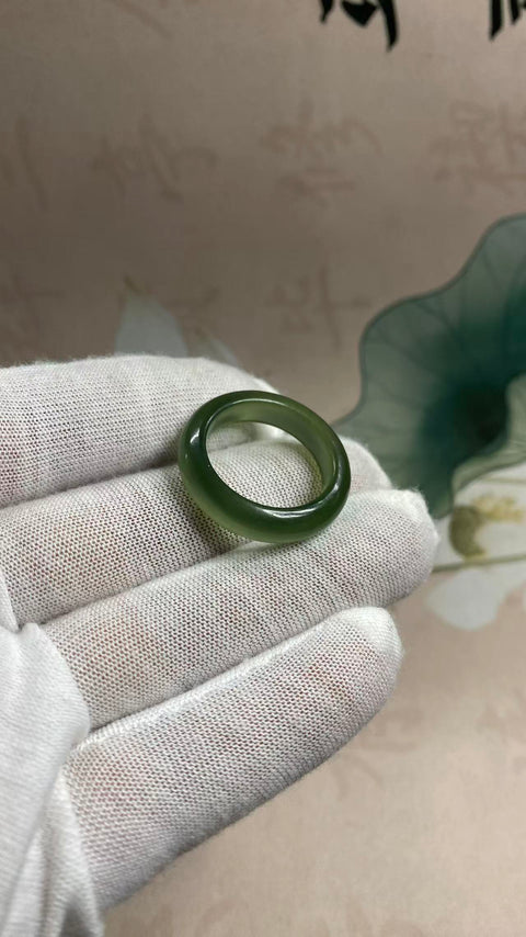 Cincin giok Xiuyan yang indah, warna hijau pekat, diameter dalam: 21mm, termasuk ongkos kirim dan pajak.