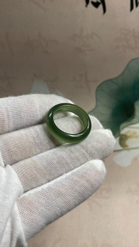 Cincin giok Xiuyan yang indah, warna hijau pekat, diameter dalam: 21mm, termasuk ongkos kirim dan pajak.