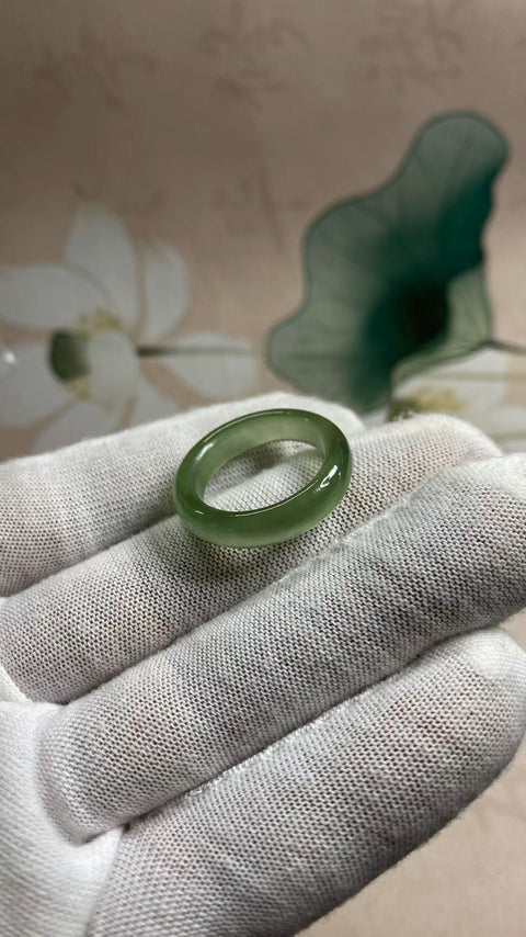 Cincin: Cincin giok Xiuyan hijau es yang indah, diameter dalam 18mm, termasuk ongkos kirim dan pajak.