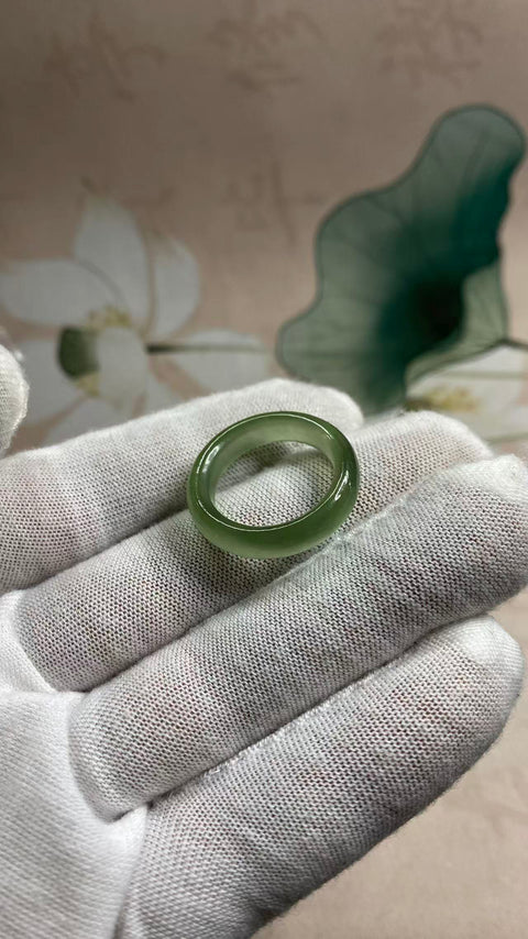 Cincin: Cincin giok Xiuyan hijau es yang indah, diameter dalam 18mm, termasuk ongkos kirim dan pajak.
