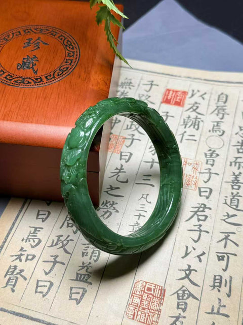 Gelang ukiran giok nefrit Hetian, ukuran sekitar 60,7×13,2×9,5mm. Semua batu terbentuk secara alami. Harga sudah termasuk ongkos kirim dan pajak.
