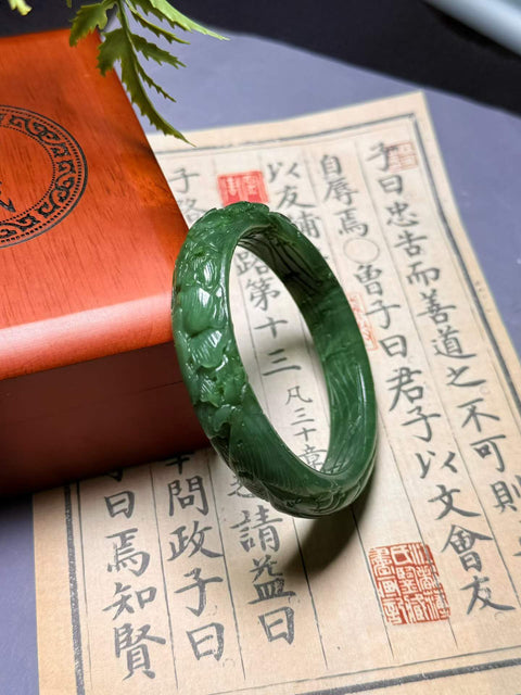 Gelang ukiran giok nefrit Hetian, ukuran sekitar 60,7×13,2×9,5mm. Semua batu terbentuk secara alami. Harga sudah termasuk ongkos kirim dan pajak.