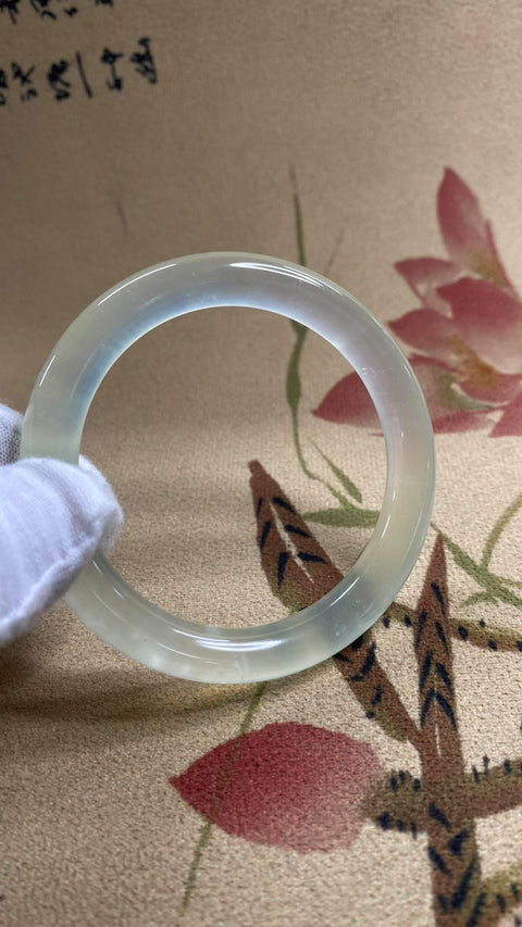 Gelang Blizzard varietas es giok Xiuyan yang indah, diameter dalam: 55,8 mm, ketebalan gelang: 9,7 mm. Semua batu terbentuk secara alami. Harga sudah termasuk ongkos kirim dan pajak.