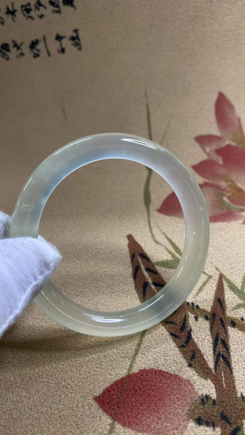 Gelang Blizzard varietas es giok Xiuyan yang indah, diameter dalam: 55,8 mm, ketebalan gelang: 9,7 mm. Semua batu terbentuk secara alami. Harga sudah termasuk ongkos kirim dan pajak.