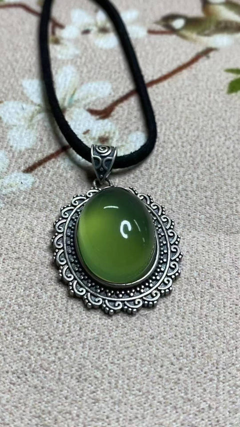 Giok Xiuyan berkualitas tinggi (grade 180) – bingkai perak sterling 925 – Liontin tulang selangka, bentuk cabochon, dimensi: 20 x 16 mm, dimensi keseluruhan: 33,5 x 26 mm. Harga sudah termasuk ongkos kirim dan pajak.