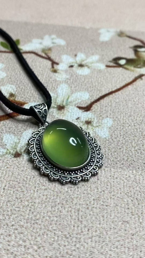 Giok Xiuyan berkualitas tinggi (grade 180) – bingkai perak sterling 925 – Liontin tulang selangka, bentuk cabochon, dimensi: 20 x 16 mm, dimensi keseluruhan: 33,5 x 26 mm. Harga sudah termasuk ongkos kirim dan pajak.