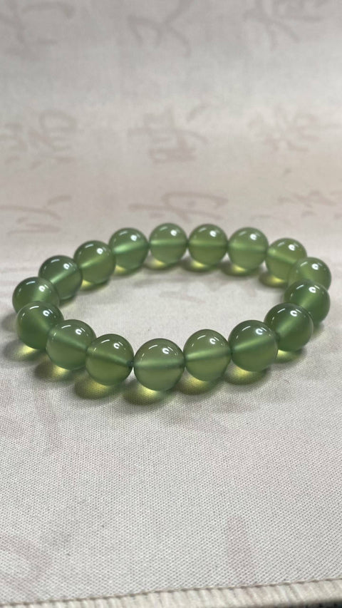 Gelang: Gelang giok Xiuyan hijau es yang indah, tembus pandang yang sangat baik, warna hijau lembut, ukuran: 12mm, termasuk ongkos kirim dan pajak.