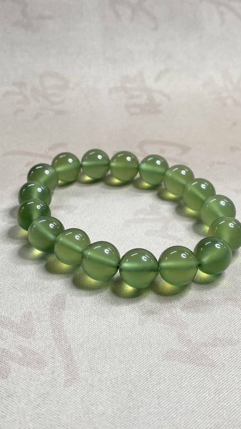 Gelang: Gelang giok Xiuyan hijau es yang indah, tembus pandang yang sangat baik, warna hijau lembut, ukuran: 12mm, termasuk ongkos kirim dan pajak.