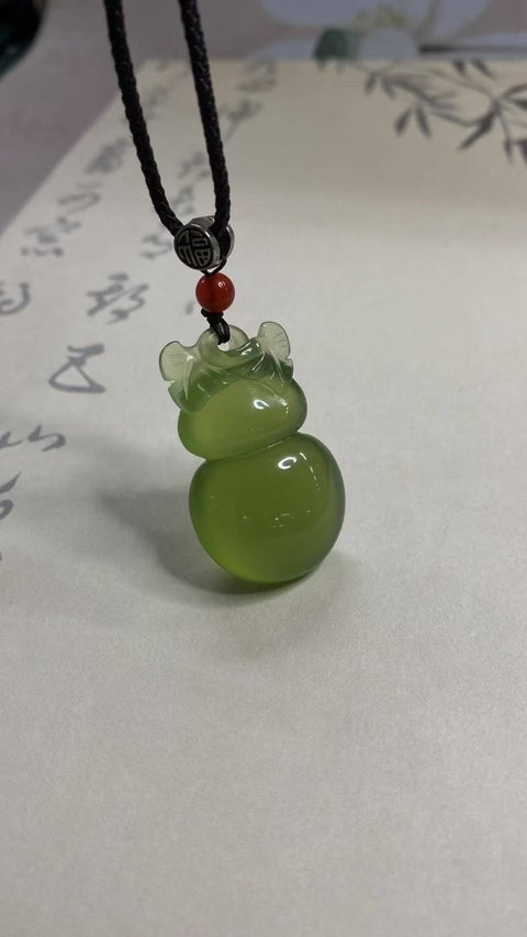 Labu Giok: Giok Xiuyan yang indah, tekstur berminyak—labu giok yang melambangkan kedamaian dan keberuntungan, bulat dan halus, dimensi: 37 x 22 mm, termasuk ongkos kirim dan pajak.