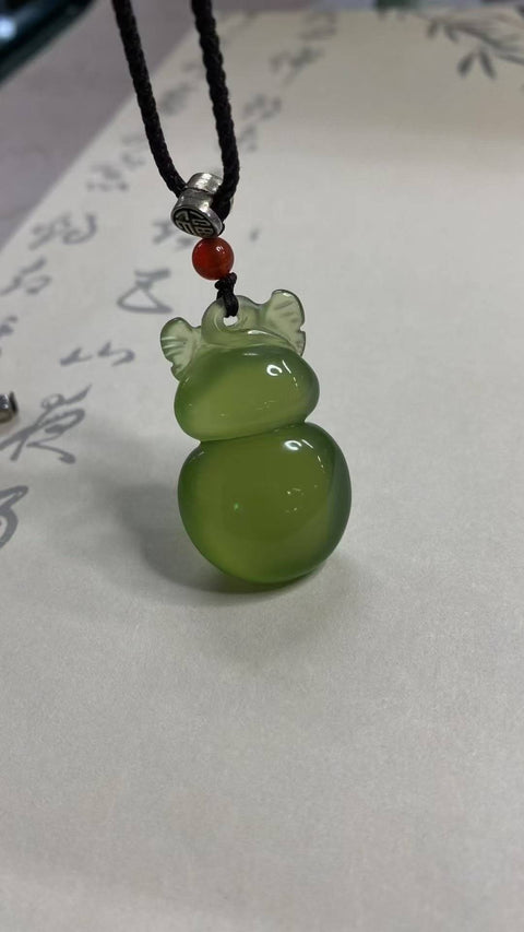 Labu Giok: Giok Xiuyan yang indah, tekstur berminyak—labu giok yang melambangkan kedamaian dan keberuntungan, bulat dan halus, dimensi: 37 x 22 mm, termasuk ongkos kirim dan pajak.