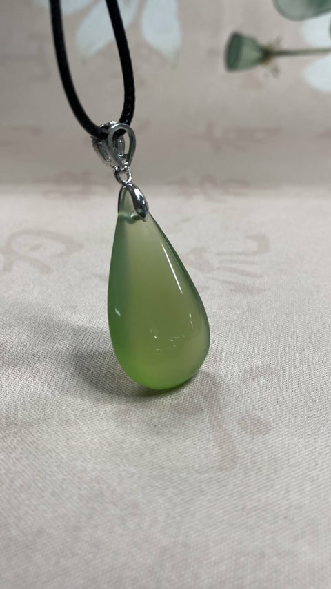 Tetesan Air: Liontin giok Xiuyan yang indah, warna hijau pekat, liontin tulang selangka, melambangkan kekayaan dan kemakmuran. Dimensi: 36 x 18,5 mm. Harga sudah termasuk ongkos kirim dan pajak.
