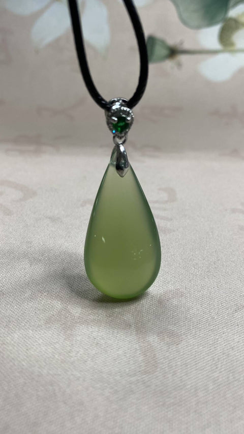 Tetesan Air: Liontin giok Xiuyan yang indah, warna hijau pekat, liontin tulang selangka, melambangkan kekayaan dan kemakmuran. Dimensi: 36 x 18,5 mm. Harga sudah termasuk ongkos kirim dan pajak.
