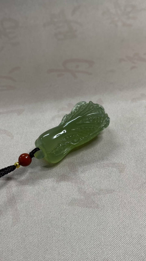 "Kekayaan Berlimpah": Liontin giok Xiuyan yang indah, melambangkan kekayaan dan kemakmuran. Dimensi: 43,5 x 23,5 mm. Harga sudah termasuk ongkos kirim dan pajak.