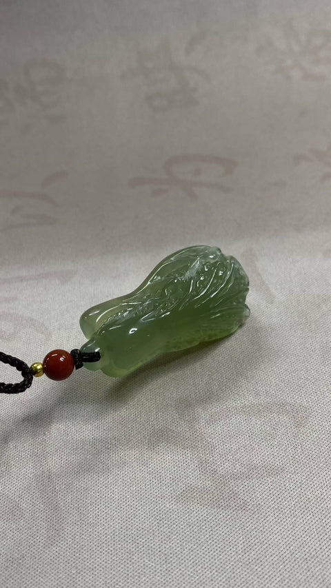 "Kekayaan Berlimpah": Liontin giok Xiuyan yang indah, melambangkan kekayaan dan kemakmuran. Dimensi: 43,5 x 23,5 mm. Harga sudah termasuk ongkos kirim dan pajak.