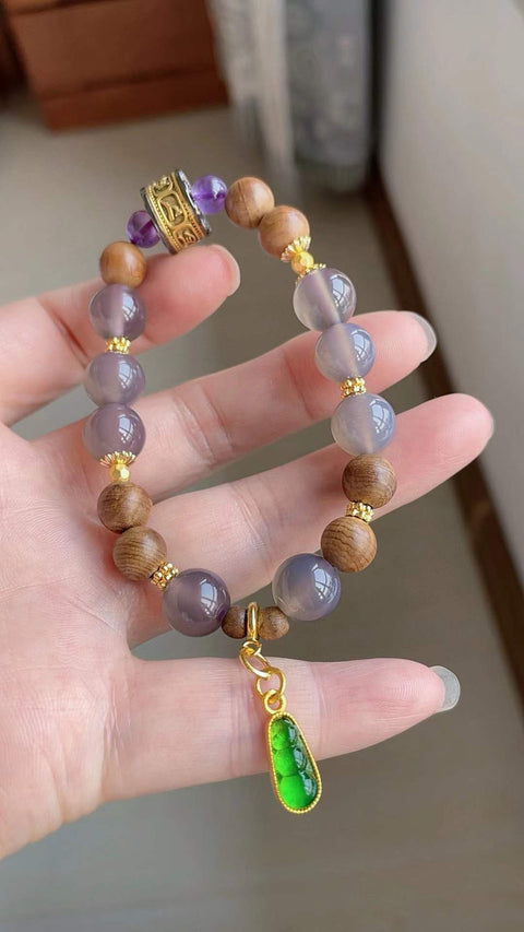Gelang kalsedon alami, warna ungu keabu-abuan yang indah, dipadukan dengan kayu yew, ukuran 1.0, termasuk ongkos kirim dan pajak.