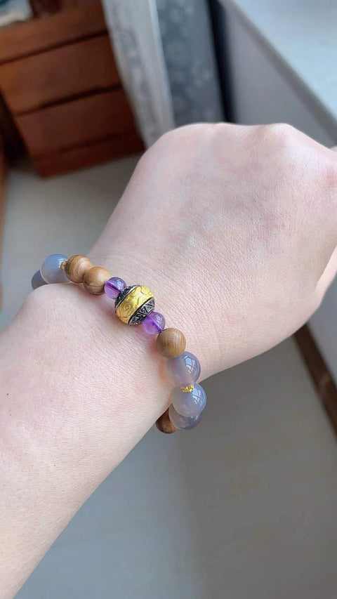 Gelang kalsedon alami, warna ungu keabu-abuan yang indah, dipadukan dengan kayu yew, ukuran 1.0, termasuk ongkos kirim dan pajak.