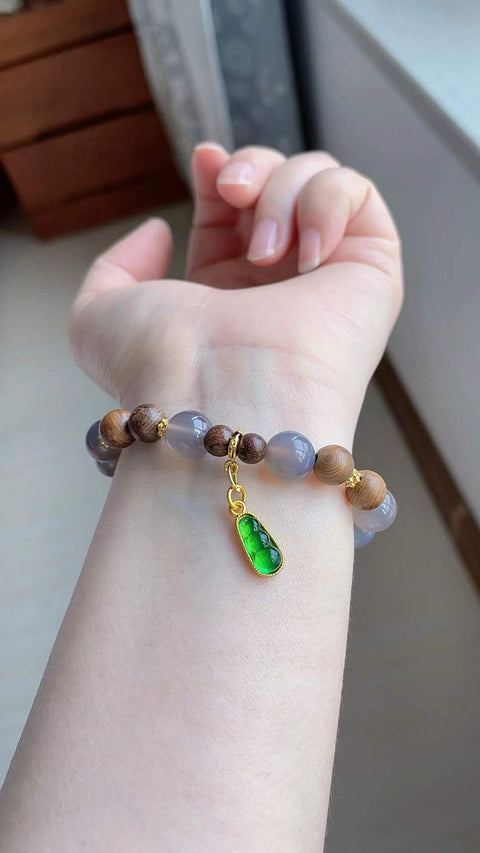 Gelang kalsedon alami, warna ungu keabu-abuan yang indah, dipadukan dengan kayu yew, ukuran 1.0, termasuk ongkos kirim dan pajak.