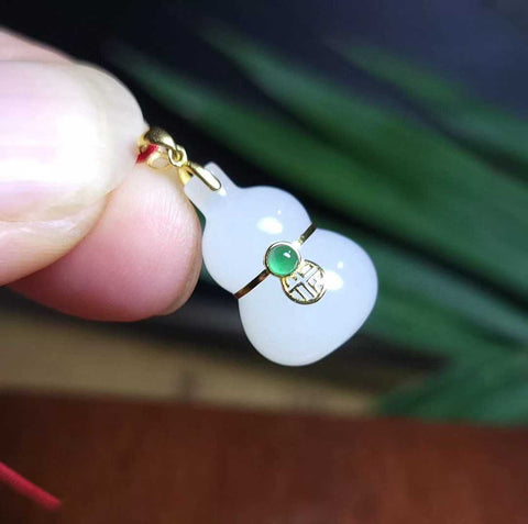 Labu giok Hetian, melambangkan keberuntungan dan kemakmuran. Terbuat dari giok Qinghai. ✨Giok Hetian alami yang indah, bertatahkan emas 18K. Ukuran sekitar 10/16mm. Rantai perak 925. Termasuk ongkos kirim dan pajak.