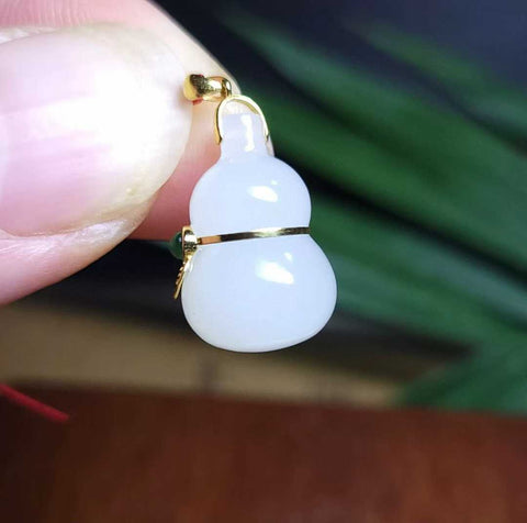 Labu giok Hetian, melambangkan keberuntungan dan kemakmuran. Terbuat dari giok Qinghai. ✨Giok Hetian alami yang indah, bertatahkan emas 18K. Ukuran sekitar 10/16mm. Rantai perak 925. Termasuk ongkos kirim dan pajak.