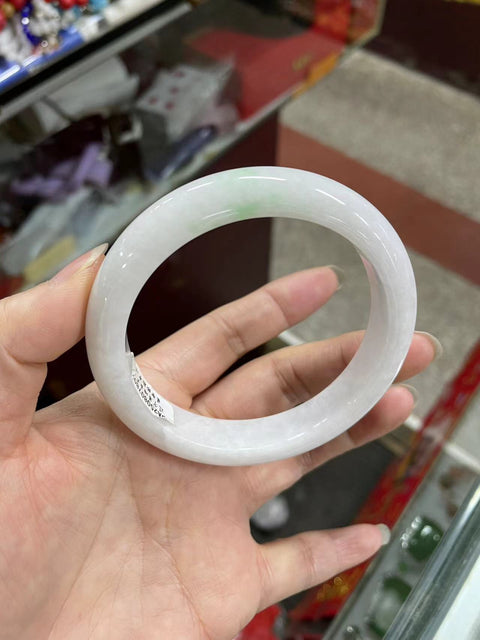Gelang giok alami, material tambang lama, tekstur halus dan hangat, pola hijau yang indah, terlihat sangat cantik di pergelangan tangan, diameter 60mm, harga sudah termasuk ongkos kirim dan pajak.