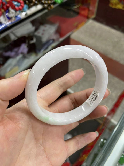 Gelang giok alami, material tambang lama, tekstur halus dan hangat, pola hijau yang indah, terlihat sangat cantik di pergelangan tangan, diameter 60mm, harga sudah termasuk ongkos kirim dan pajak.