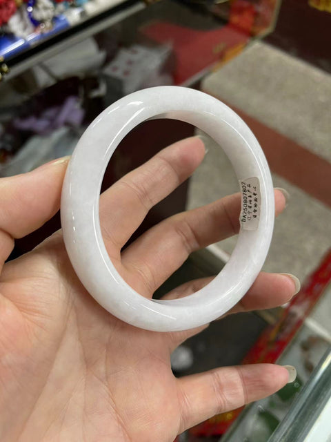 Gelang giok alami, material tambang lama, tekstur halus dan hangat, pola hijau yang indah, terlihat sangat cantik di pergelangan tangan, diameter 60mm, harga sudah termasuk ongkos kirim dan pajak.