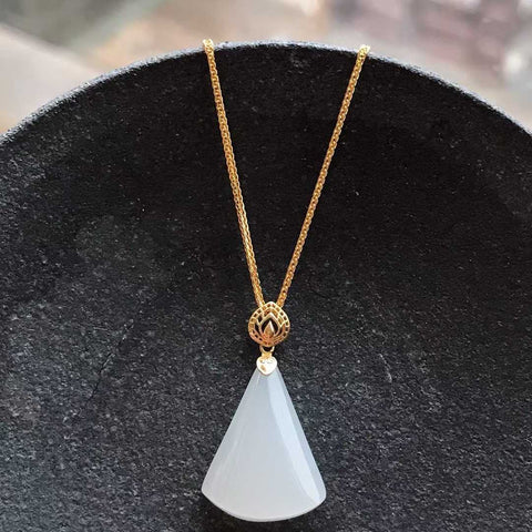 Giok Hetian bertatahkan emas 18 karat. Ukuran permukaan giok sekitar 14/19 mm, tebal 5 mm. Termasuk ongkos kirim dan pajak.