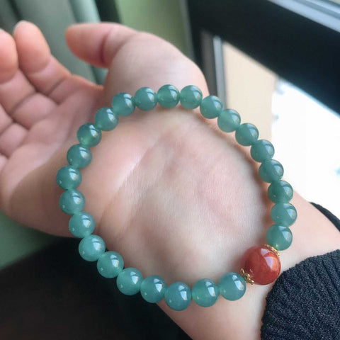 Gelang giok alami + batu akik merah alami 👍 Giok biru jernih dan berpendar. Abadi, serasi, dan elegan secara unik. Ukuran 6,9 mm. Termasuk ongkos kirim dan pajak.