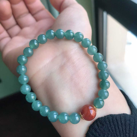 Gelang giok alami + batu akik merah alami 👍 Giok biru jernih dan berpendar. Abadi, serasi, dan elegan secara unik. Ukuran 6,9 mm. Termasuk ongkos kirim dan pajak.
