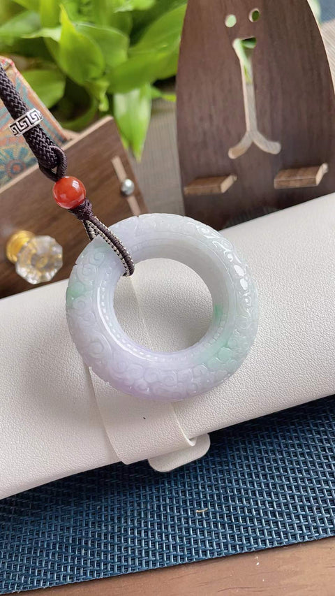 Liontin giok alami, terbuat dari material tambang lama, dengan tekstur halus dan hangat, nuansa ungu muda dan hijau muda, ukiran yang indah, desain elegan dan bergaya, ukuran 5,1 cm, termasuk ongkos kirim dan pajak.