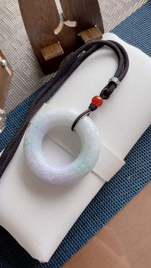 Liontin giok alami, terbuat dari material tambang lama, dengan tekstur halus dan hangat, nuansa ungu muda dan hijau muda, ukiran yang indah, desain elegan dan bergaya, ukuran 5,1 cm, termasuk ongkos kirim dan pajak.