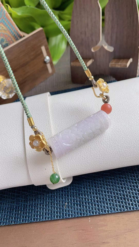 Liontin giok alami, melambangkan kekayaan berlimpah. Gioknya halus dan berkilau, dengan transparansi yang sangat baik. Memiliki rona ungu muda dan ukiran yang indah. Dimensi: 4,0 x 1,2 cm. Harga sudah termasuk ongkos kirim dan pajak.