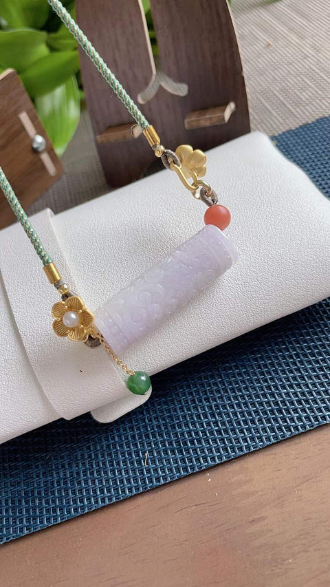 Liontin giok alami, melambangkan kekayaan berlimpah. Gioknya halus dan berkilau, dengan transparansi yang sangat baik. Memiliki rona ungu muda dan ukiran yang indah. Dimensi: 4,0 x 1,2 cm. Harga sudah termasuk ongkos kirim dan pajak.