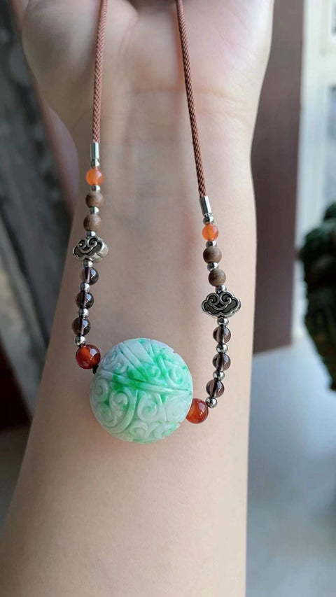 Bola giok alami berukuran besar dan bulat, melambangkan kekayaan berlimpah. Warna hijau cerah yang memukau, ukiran yang indah. Dimensi: 2,4 cm. Harga sudah termasuk ongkos kirim dan pajak.