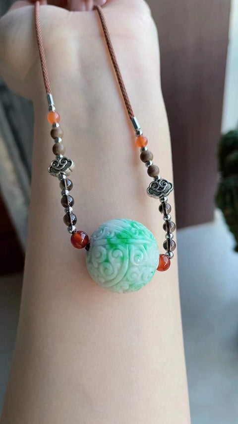 Bola giok alami berukuran besar dan bulat, melambangkan kekayaan berlimpah. Warna hijau cerah yang memukau, ukiran yang indah. Dimensi: 2,4 cm. Harga sudah termasuk ongkos kirim dan pajak.